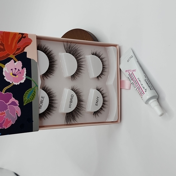 WINSOME LASH Whimsical Baldwin Floral Motifs Eyelash Set in Noble,Hybrid,& Envy - Picture 6 of 8